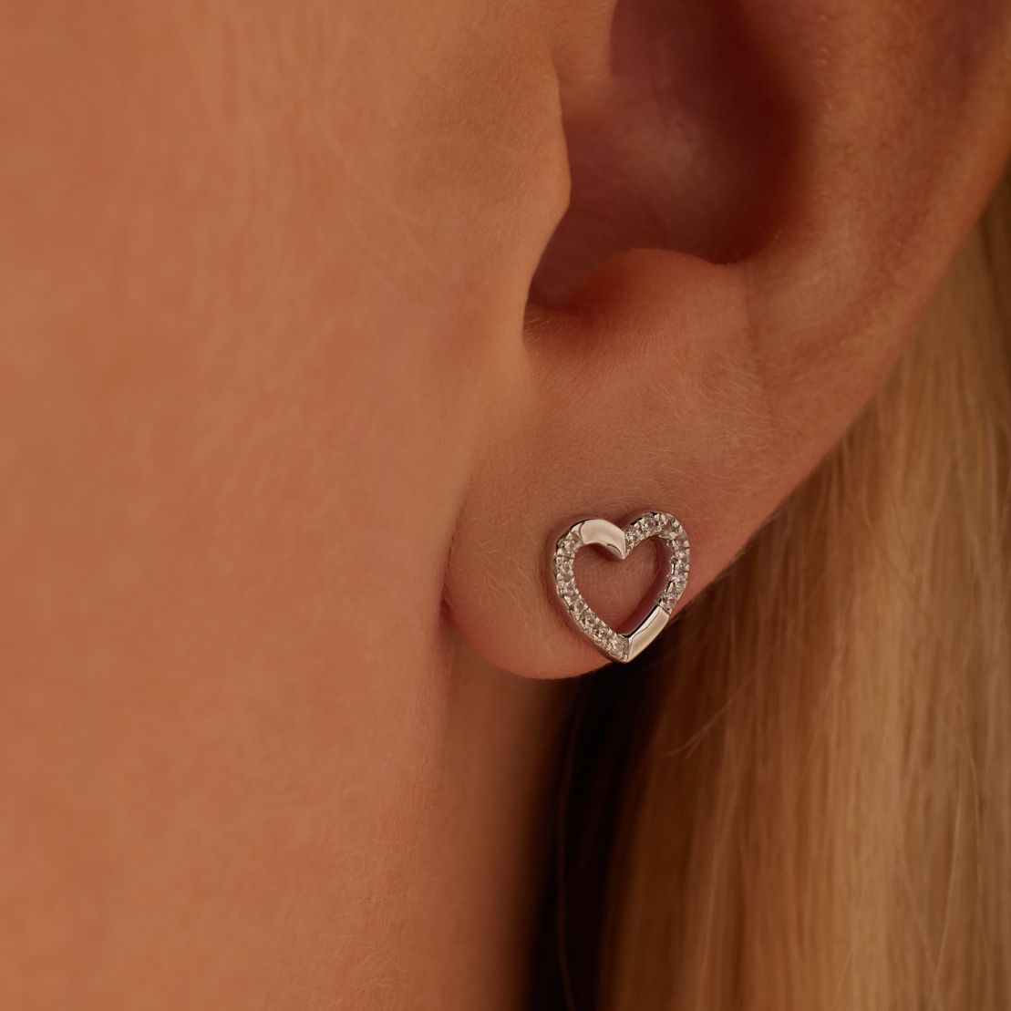 Zilveren oorhangers hart met zirkonia voor dames