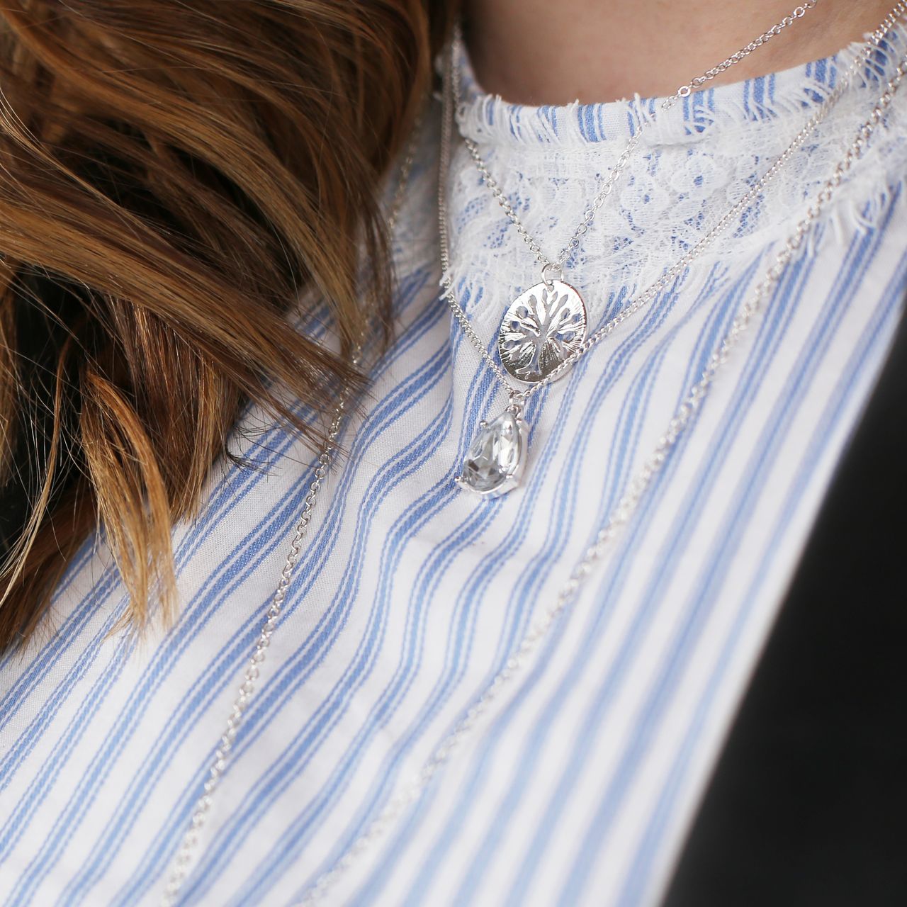 Zilverkleurige byoux ketting met hanger druppel