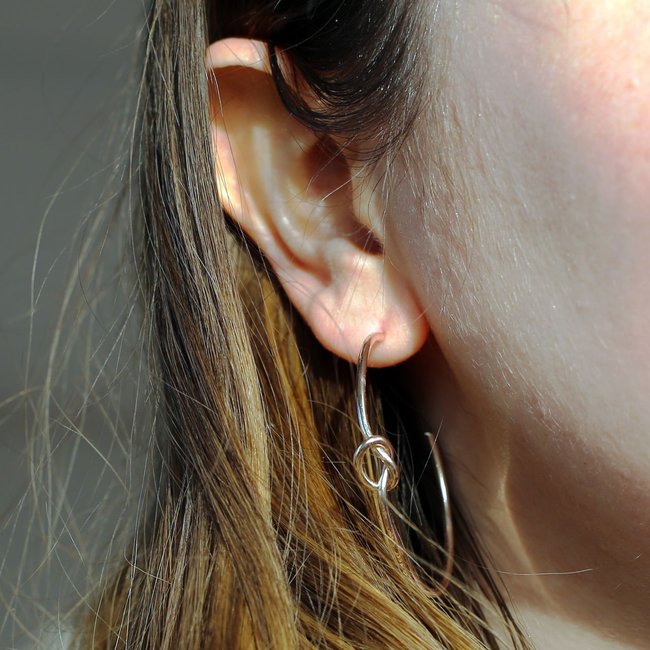 Goudkleurige byoux oorringen met knoop