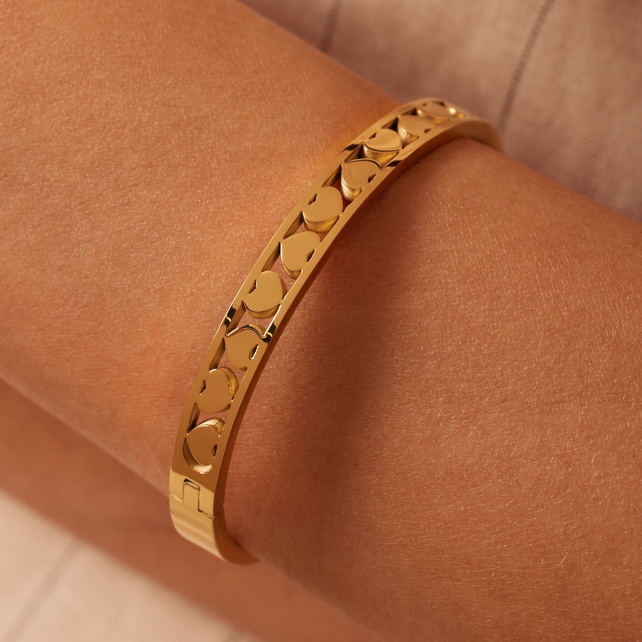 Guess stainless steel goldplated bangle met kristal voor dames