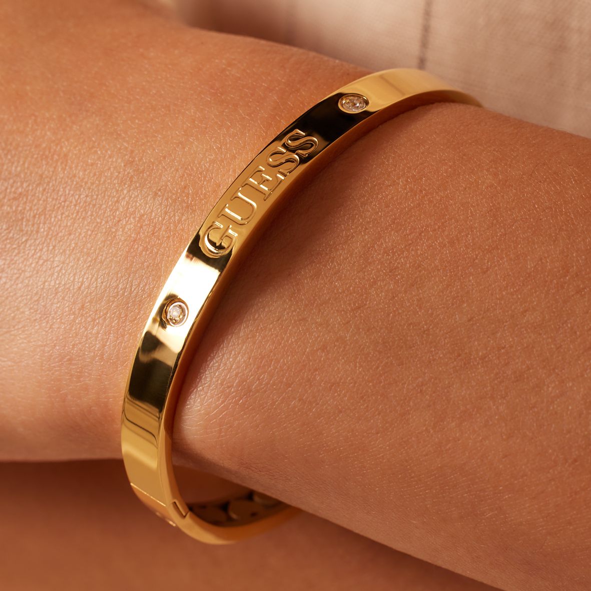 Guess stalen goldplated bangle met kristal voor dames