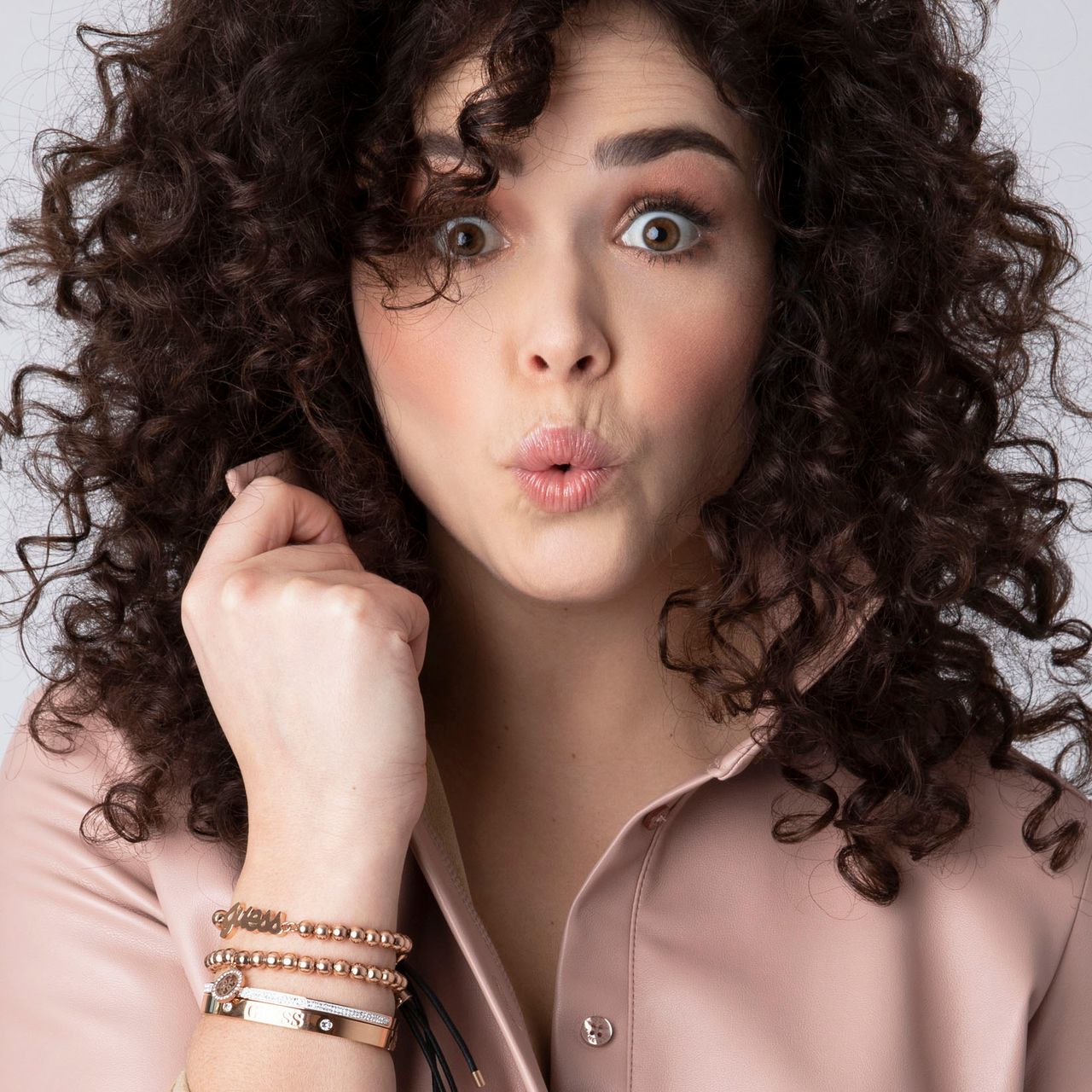 Guess stalen roséplated bangle met kristal voor dames