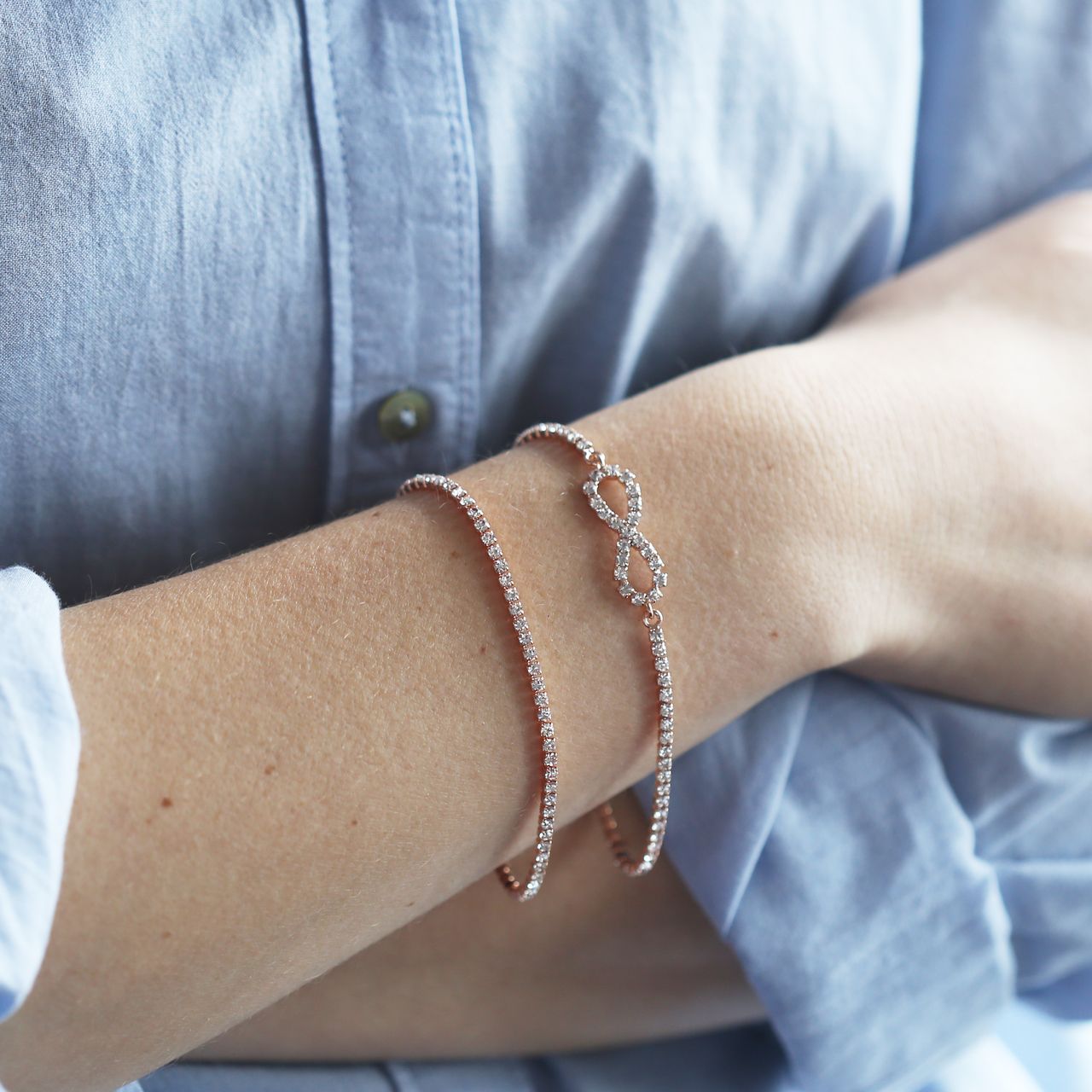 Bicolor plated fantasiearmband met infinity en witte kristal voor dames