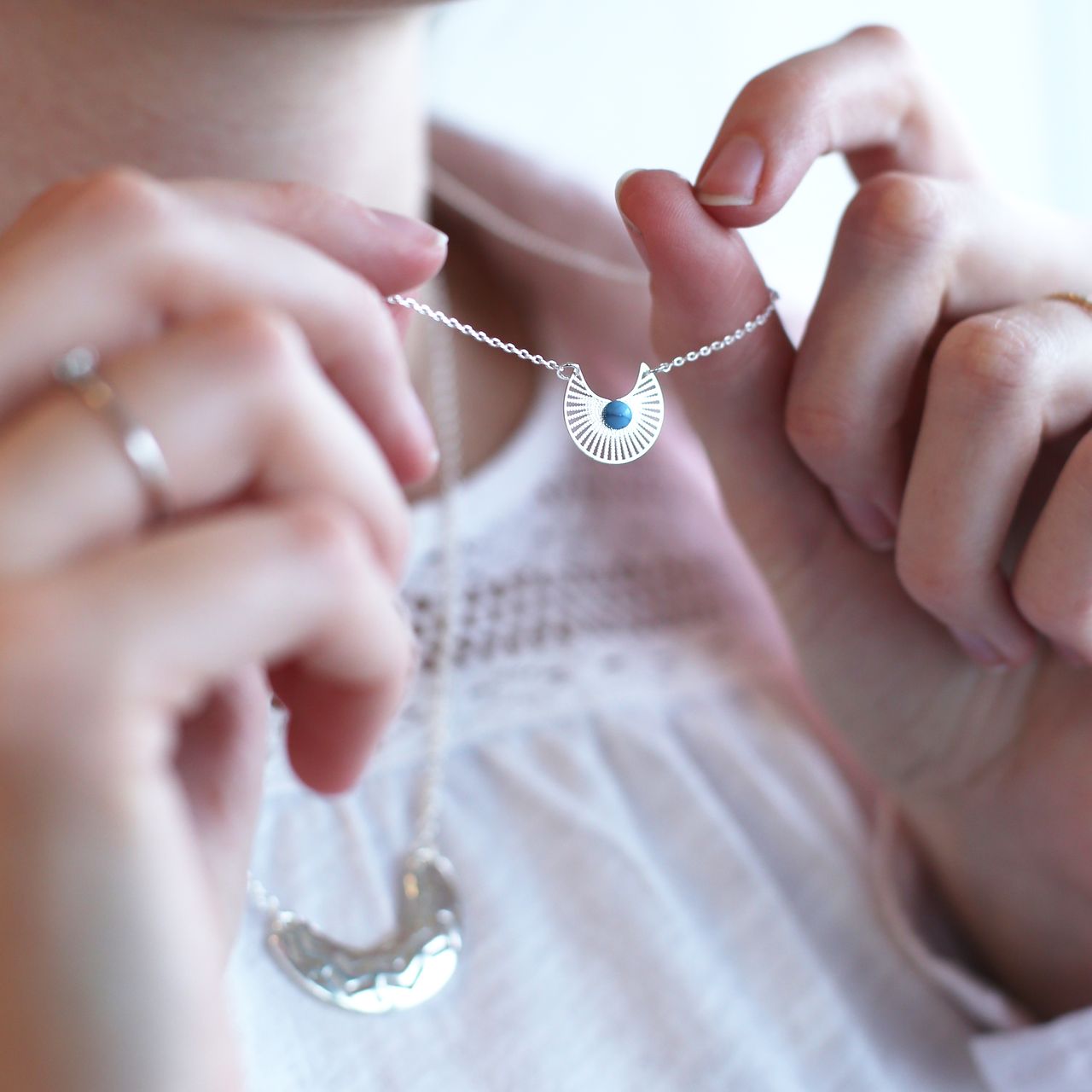Zilverkleurige ketting met boho hanger