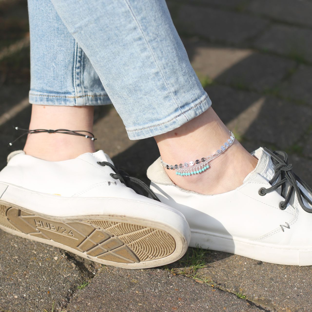 Byoux zilverkleurige enkelband met muntjes
