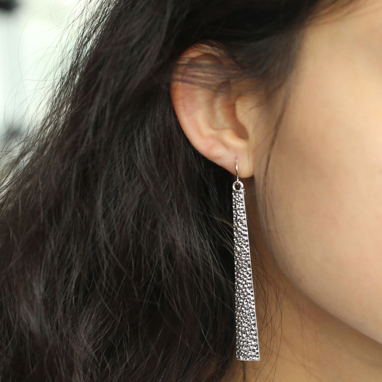 Zilverkleurige byoux oorbellen lang