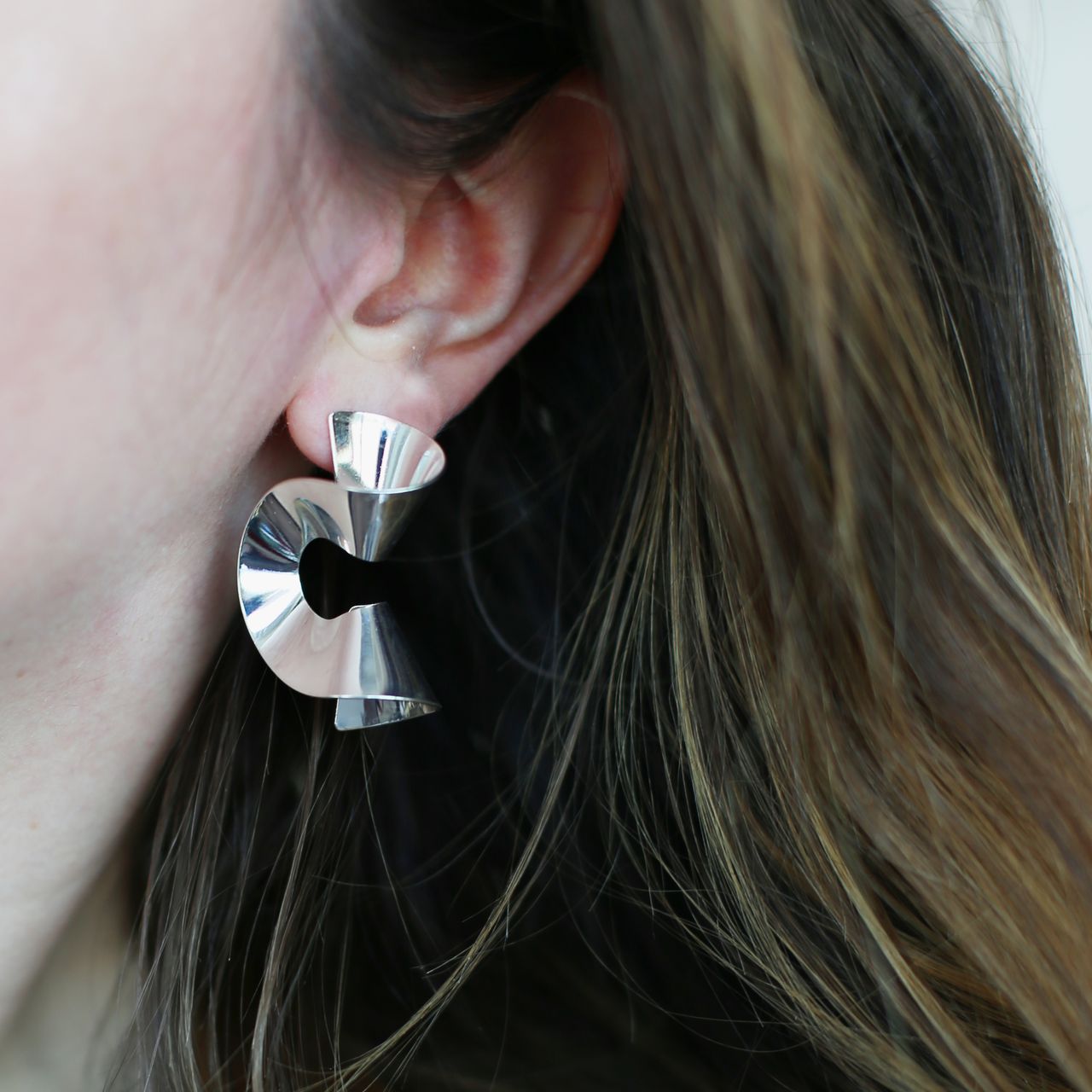 Zilverkleurige byoux oorbellen krul