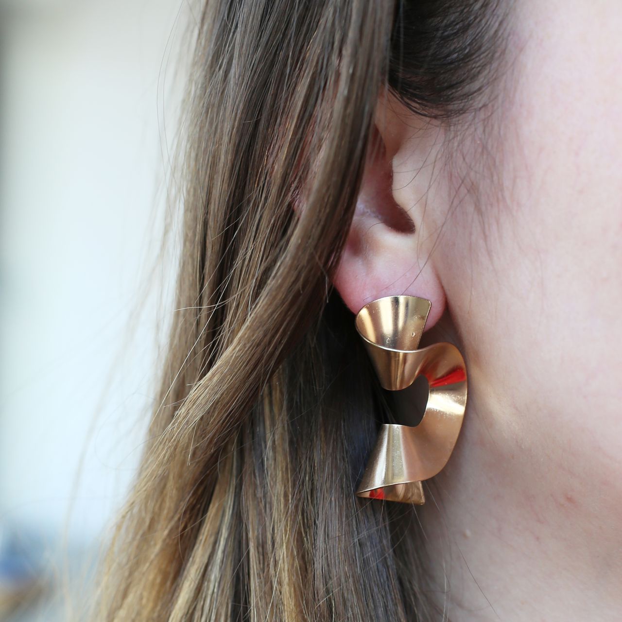 Goldfarbene Byoux Ohrringe, gewunden