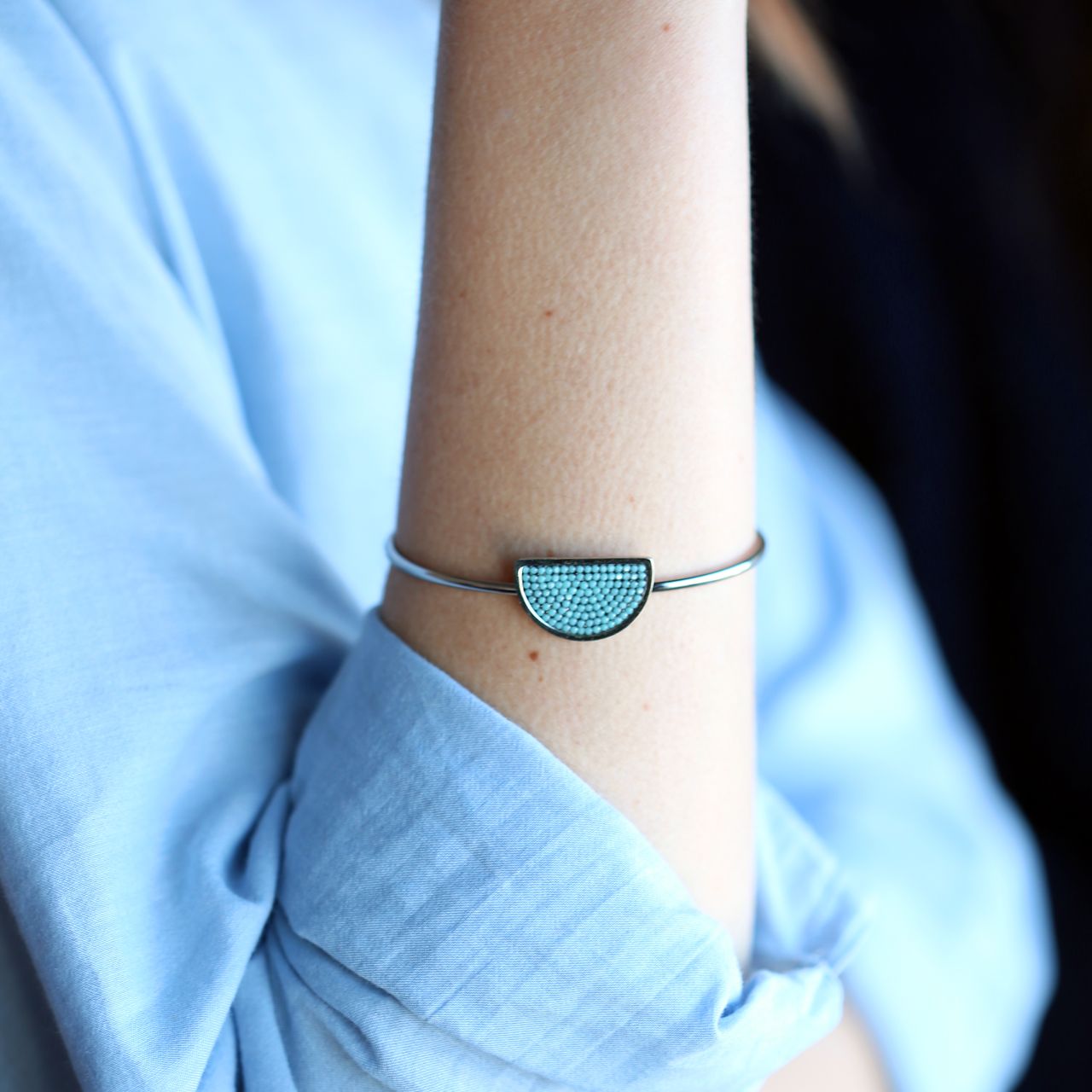 Gerecycleerd stainless steel armband half rond turquoise kristal
