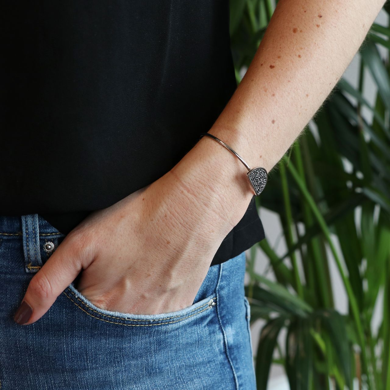 Gerecycled stainless steel armband half rond hematite kristal