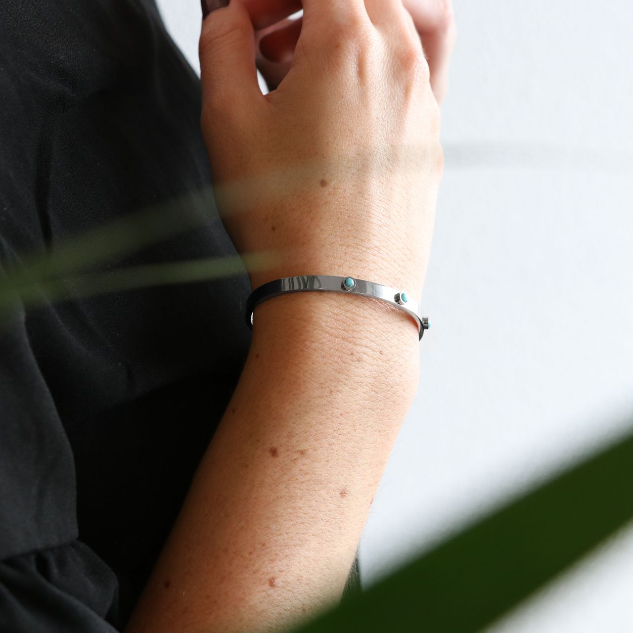 Gerecycleerd stalen armband bangle met turquoise kristal