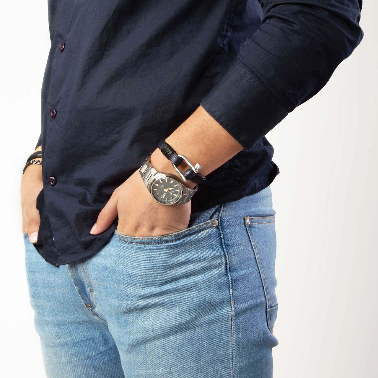 Gerecycleerd stalen armband zwart/blauw leer harpsluiting mat