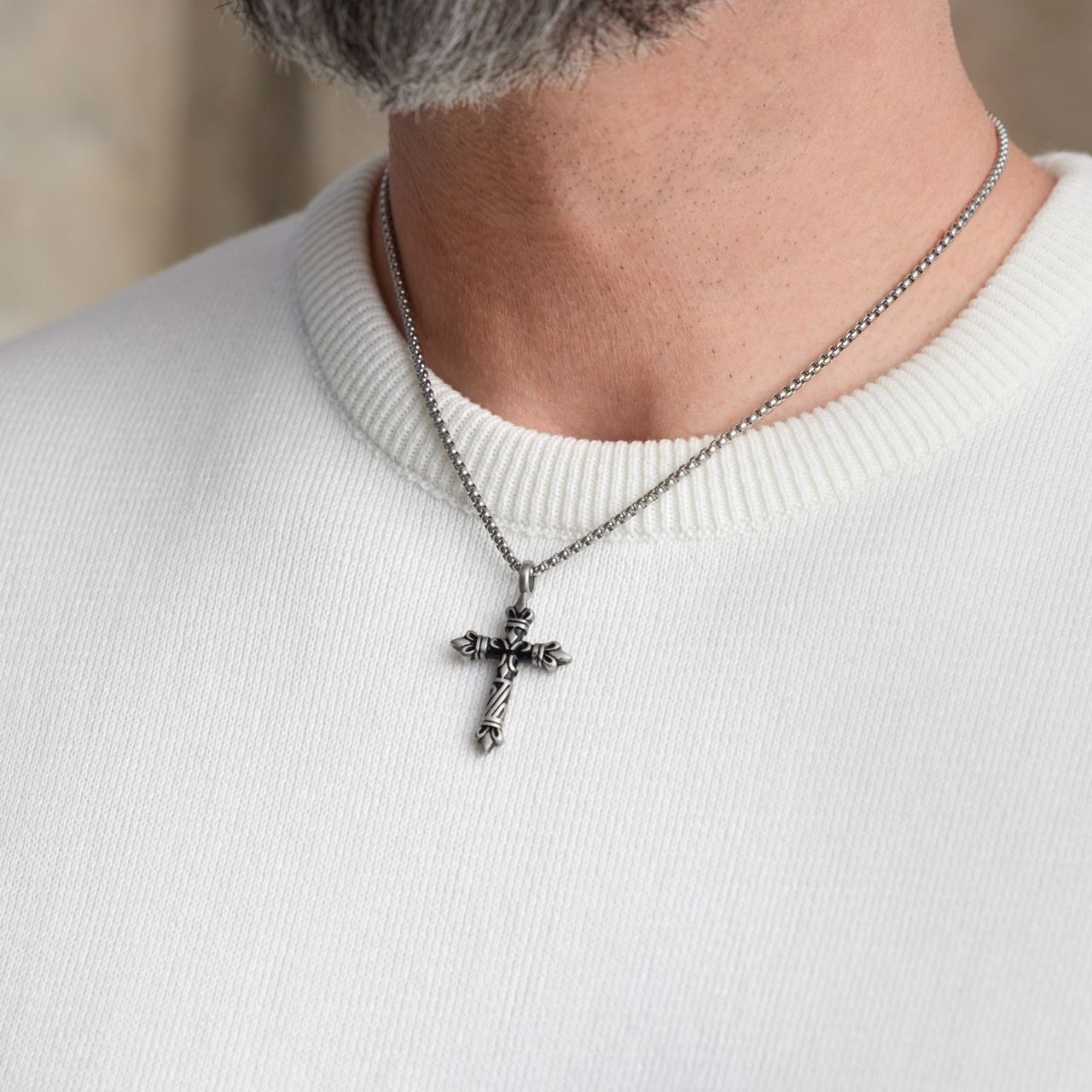 Edelstahlhalskette und -anhänger mit bearbeitetem Kreuz, matt