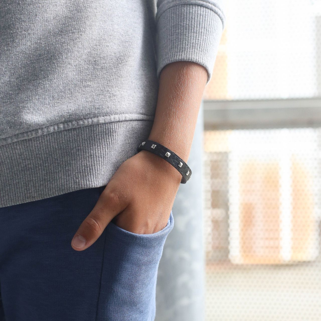 Edelstahlarmband für Jungen mit schwarzem Leder mit Nieten