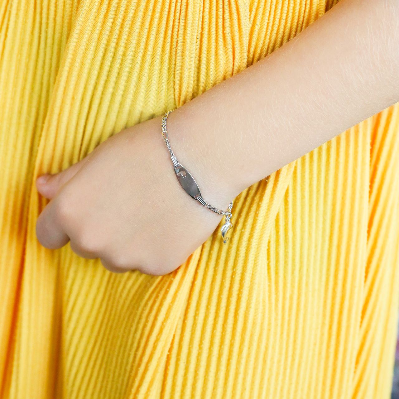 Silbernes Kinderarmband mit Gravurplättchen und Delphin-Anhänger