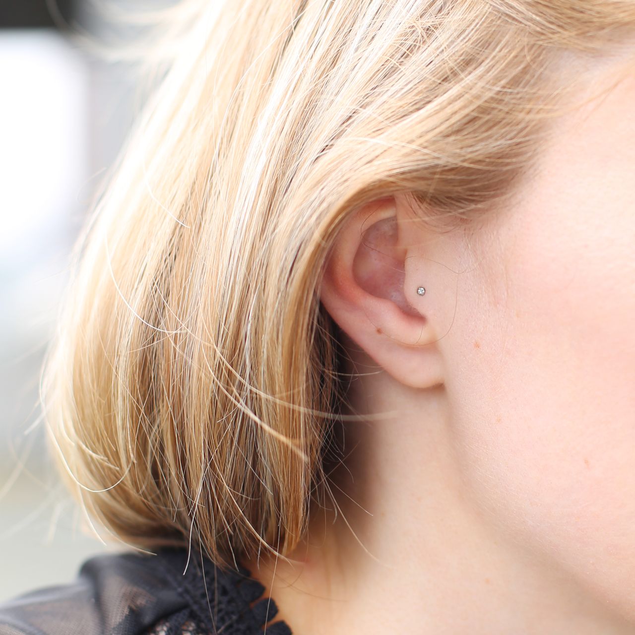 Stalen traguspiercing met zirkonia