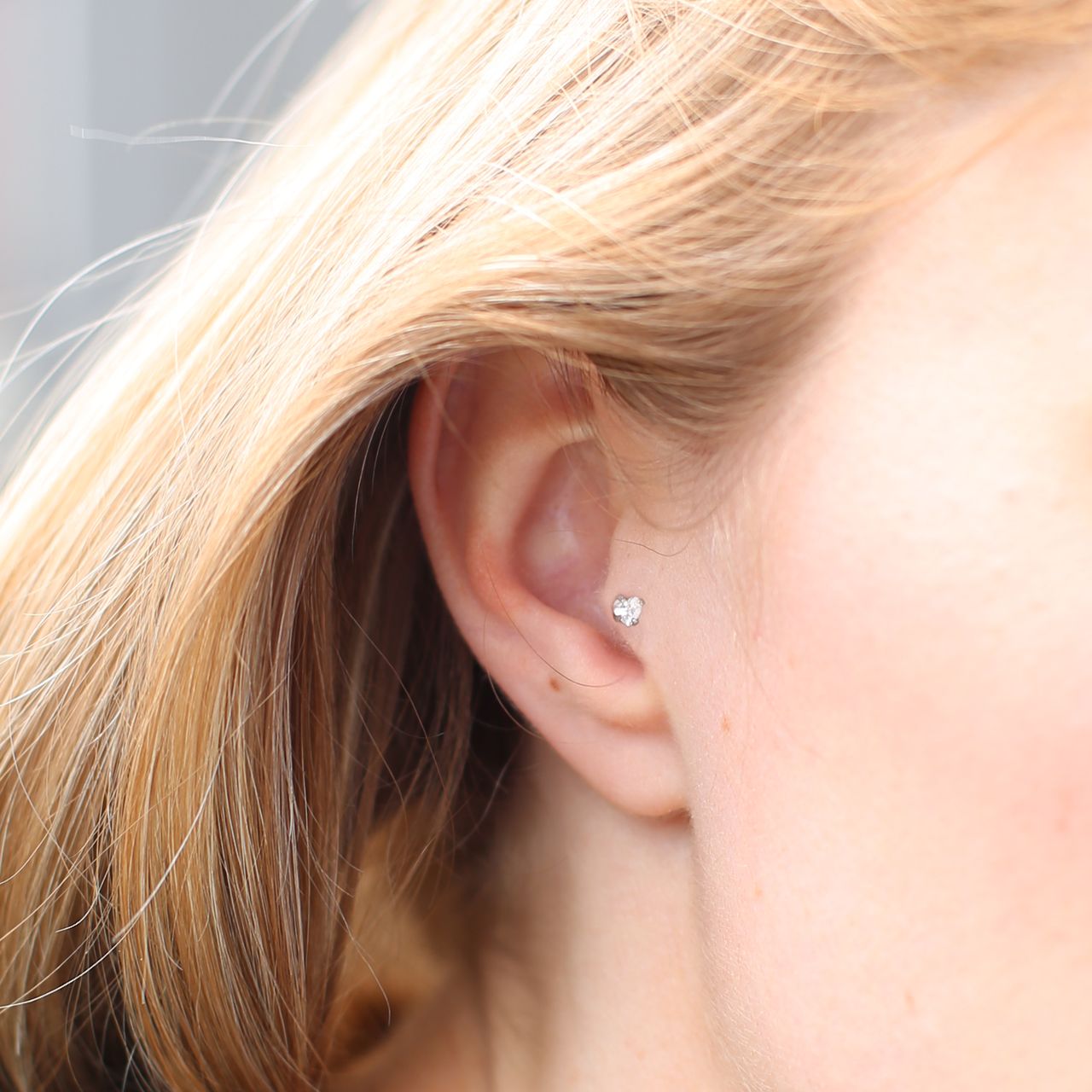 Stainless steel traguspiercing met hart zirkonia