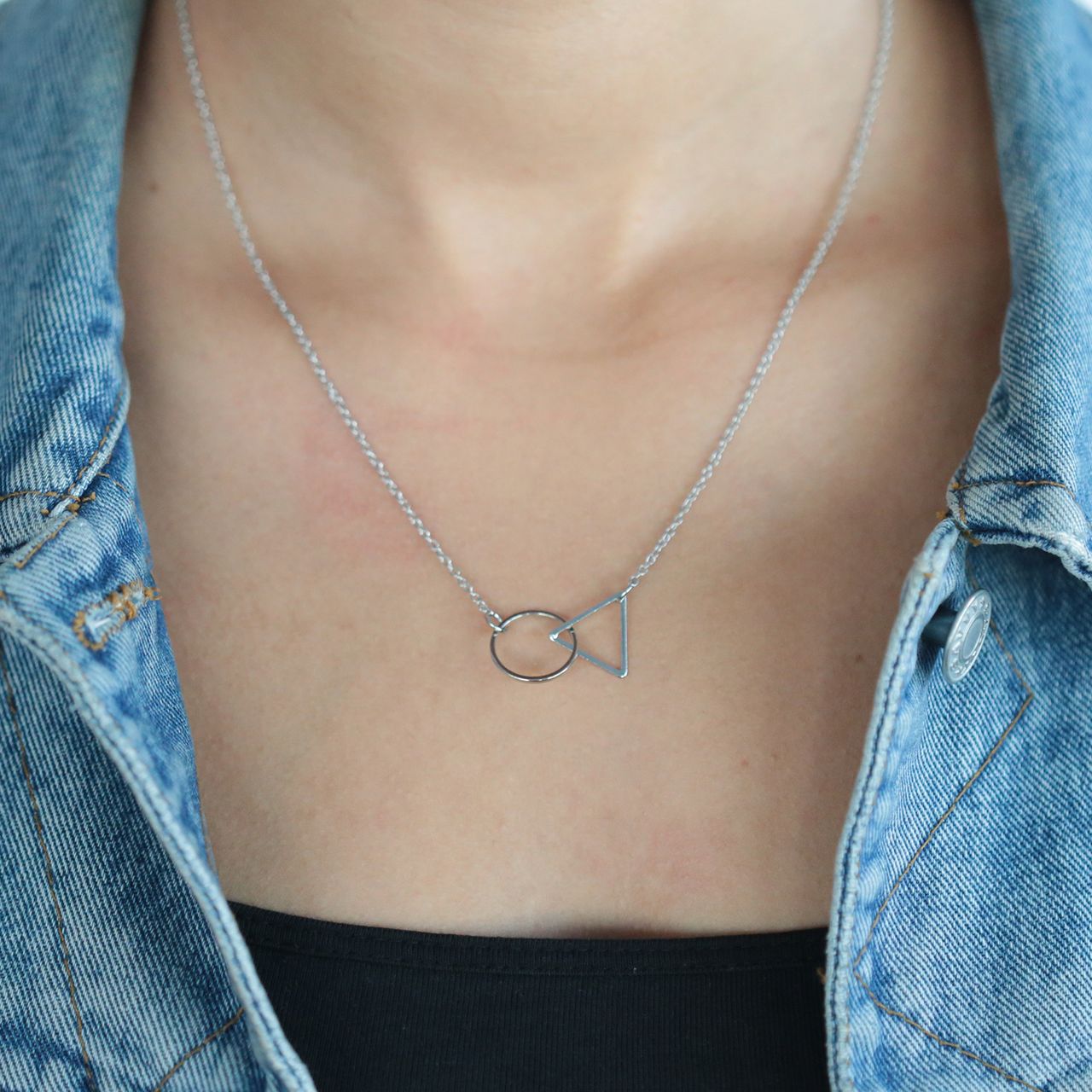 Zilverkleurige byoux ketting cirkel/driehoek