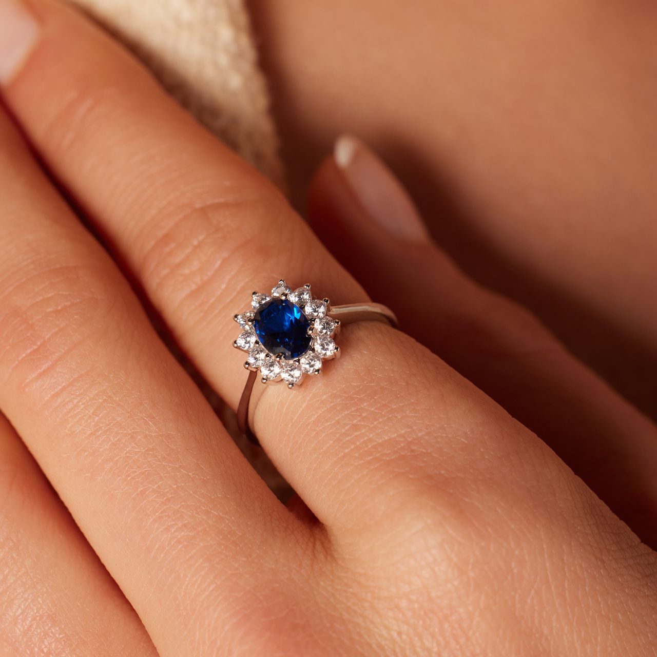 Silberring mit blauem Zirkonia