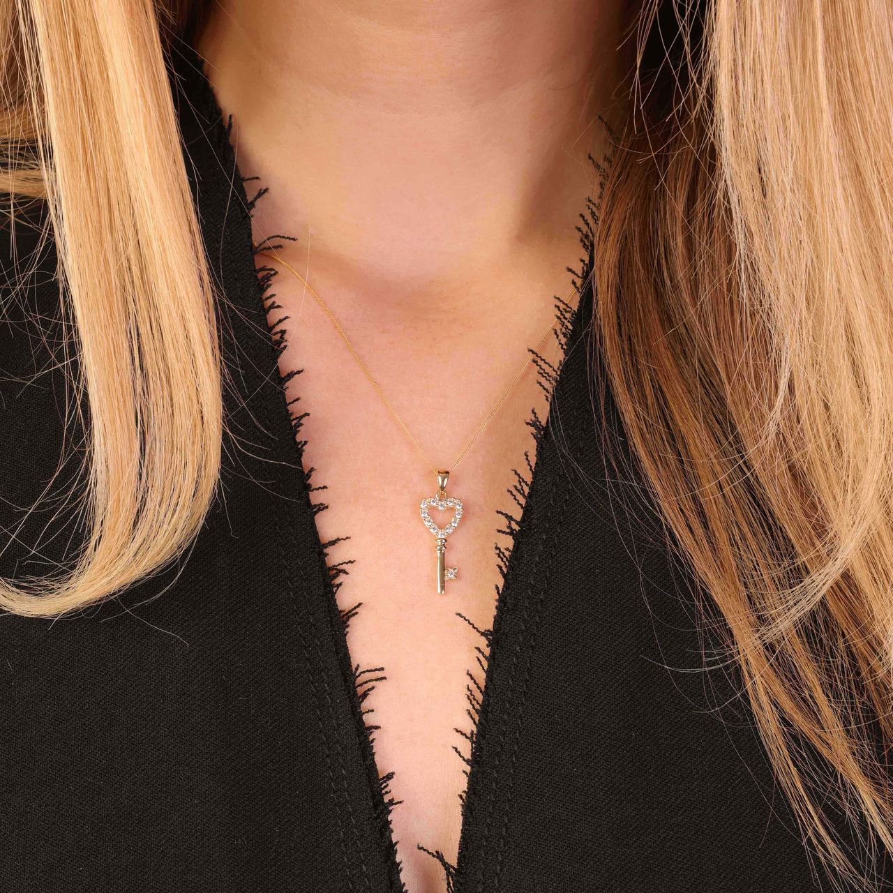 Kette aus 375 Gold, Anhänger in Schlüsselform, mit Zirkonia