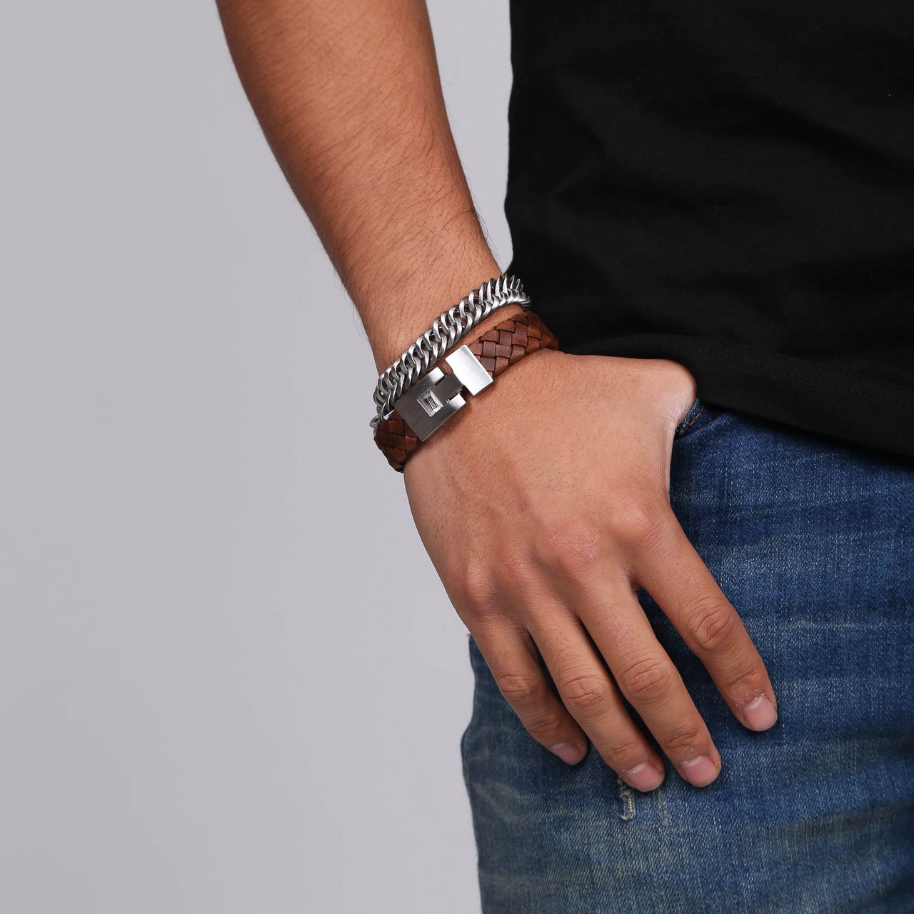 Edelstahl-Set mit hellbraunem Leder