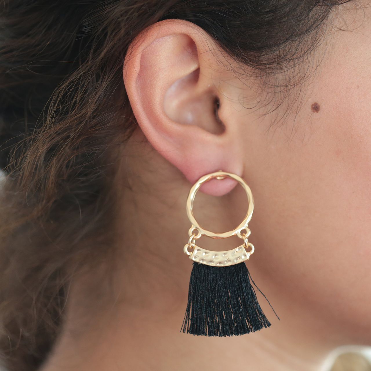 Goudkleurige byoux oorbellen kwast zwart