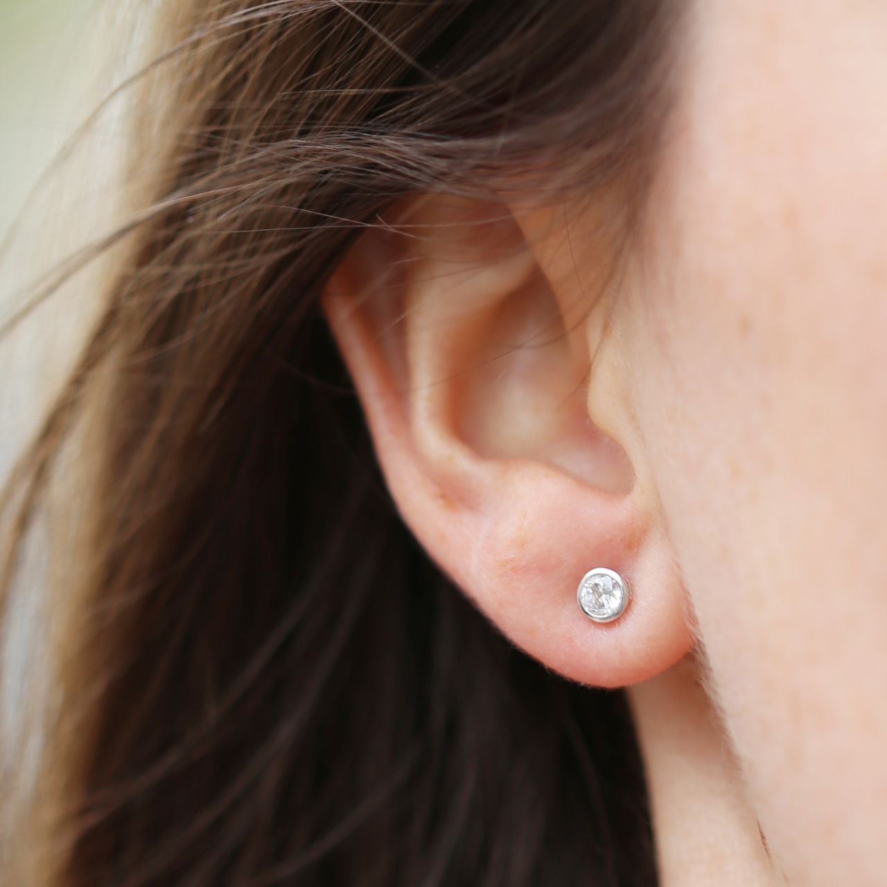 Zilveren oorbellen rond 4mm zirkonia