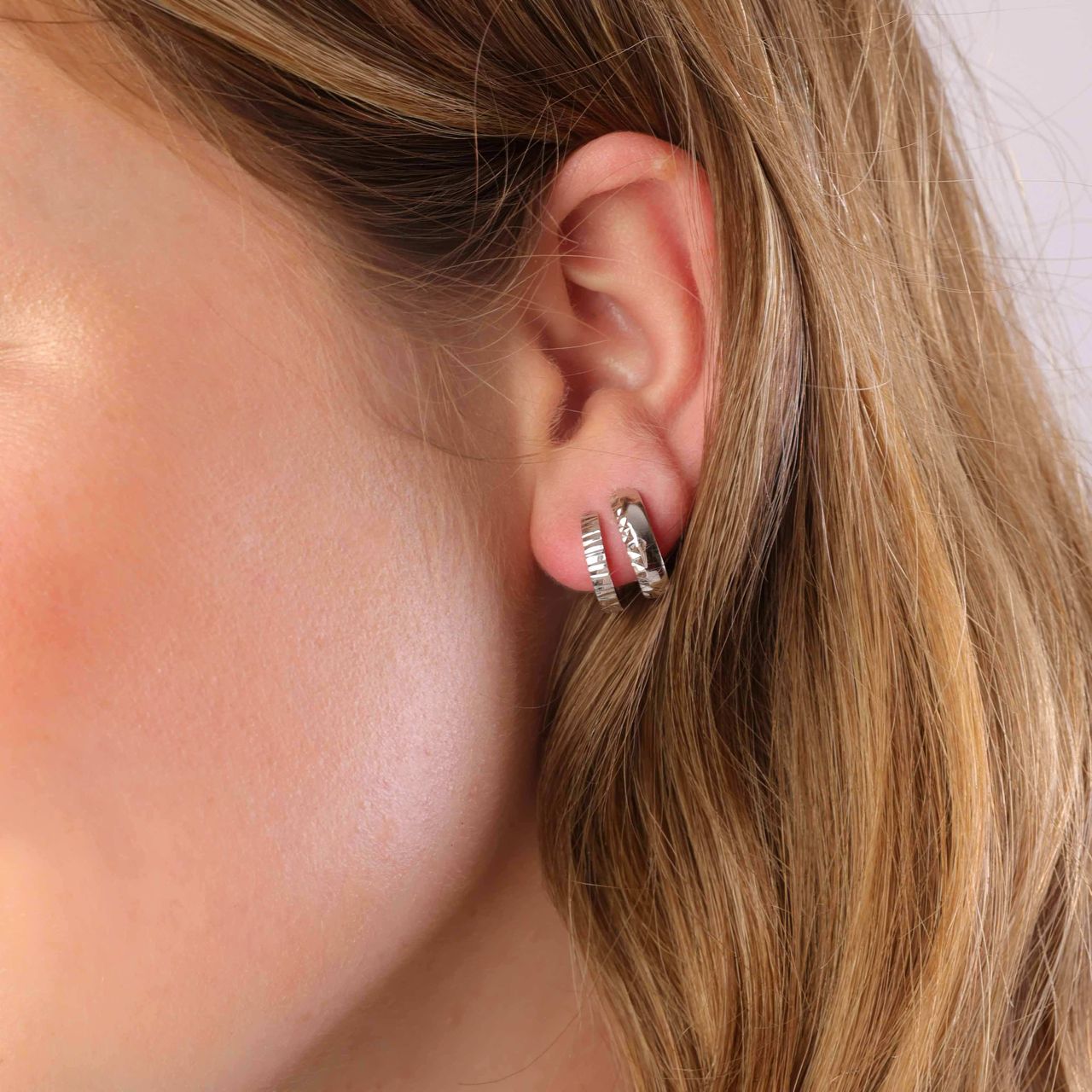 Zilveren oorbellen bewerkt