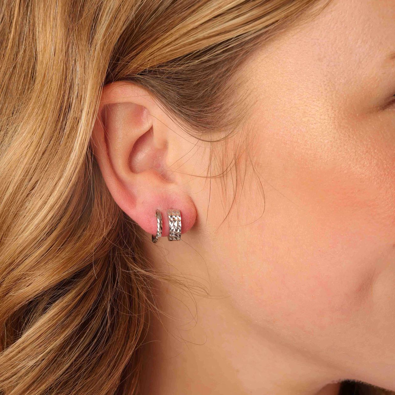 Zilveren oorbellen bewerkt