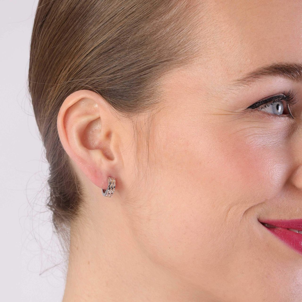 Zilveren oorbellen bewerkt