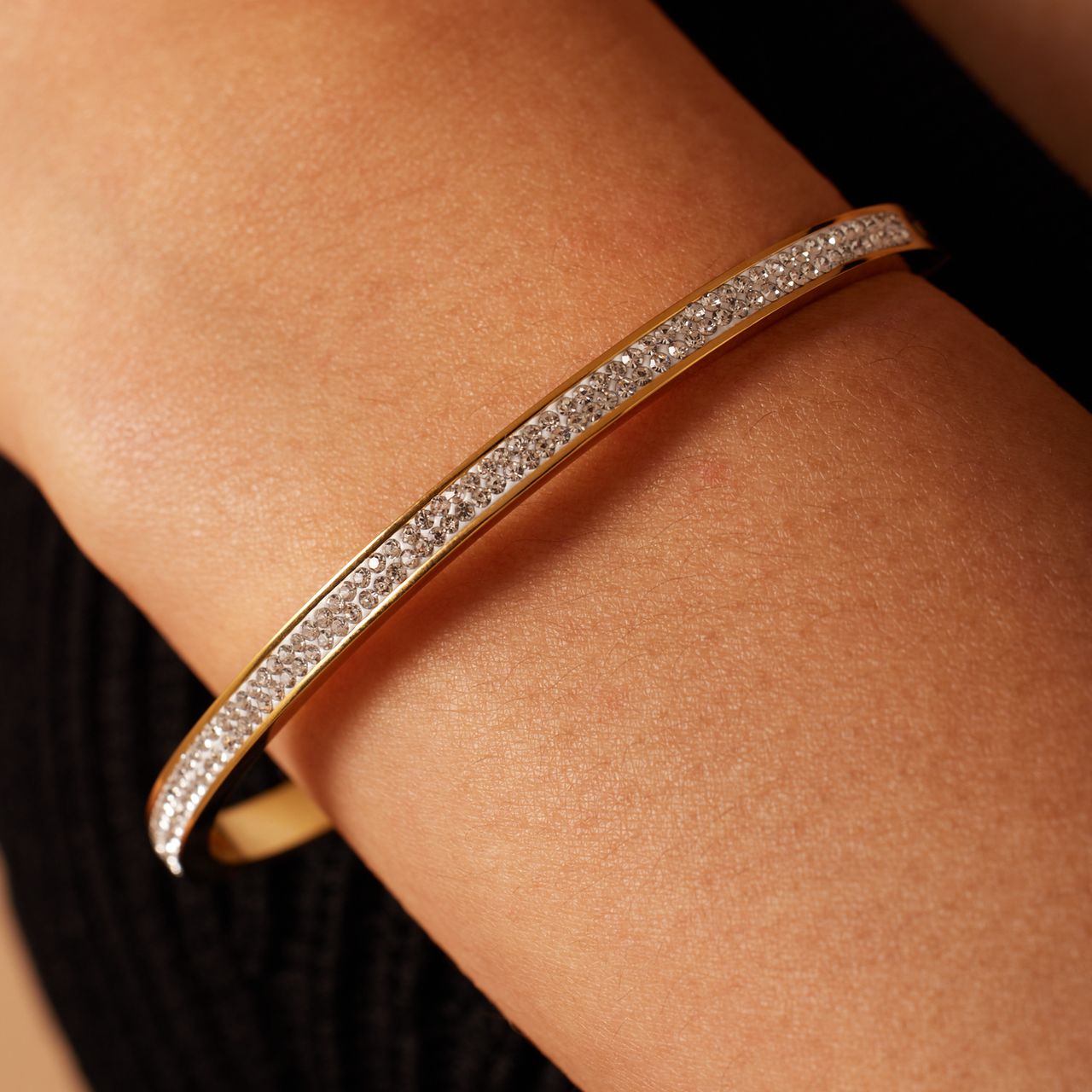 Guess stalen goldplated bangle met kristal voor dames