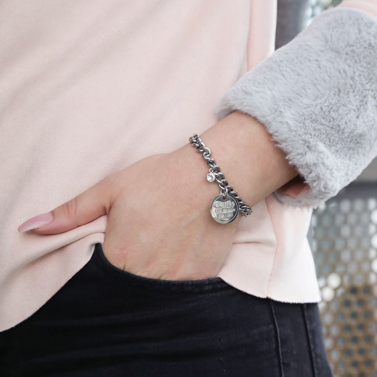 Guess stalen armband met ronde hanger