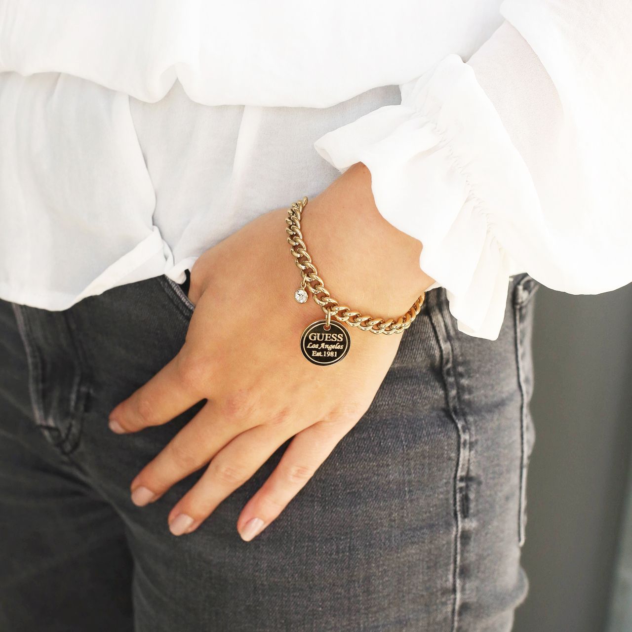 Guess stalen goldplated armband met ronde hanger