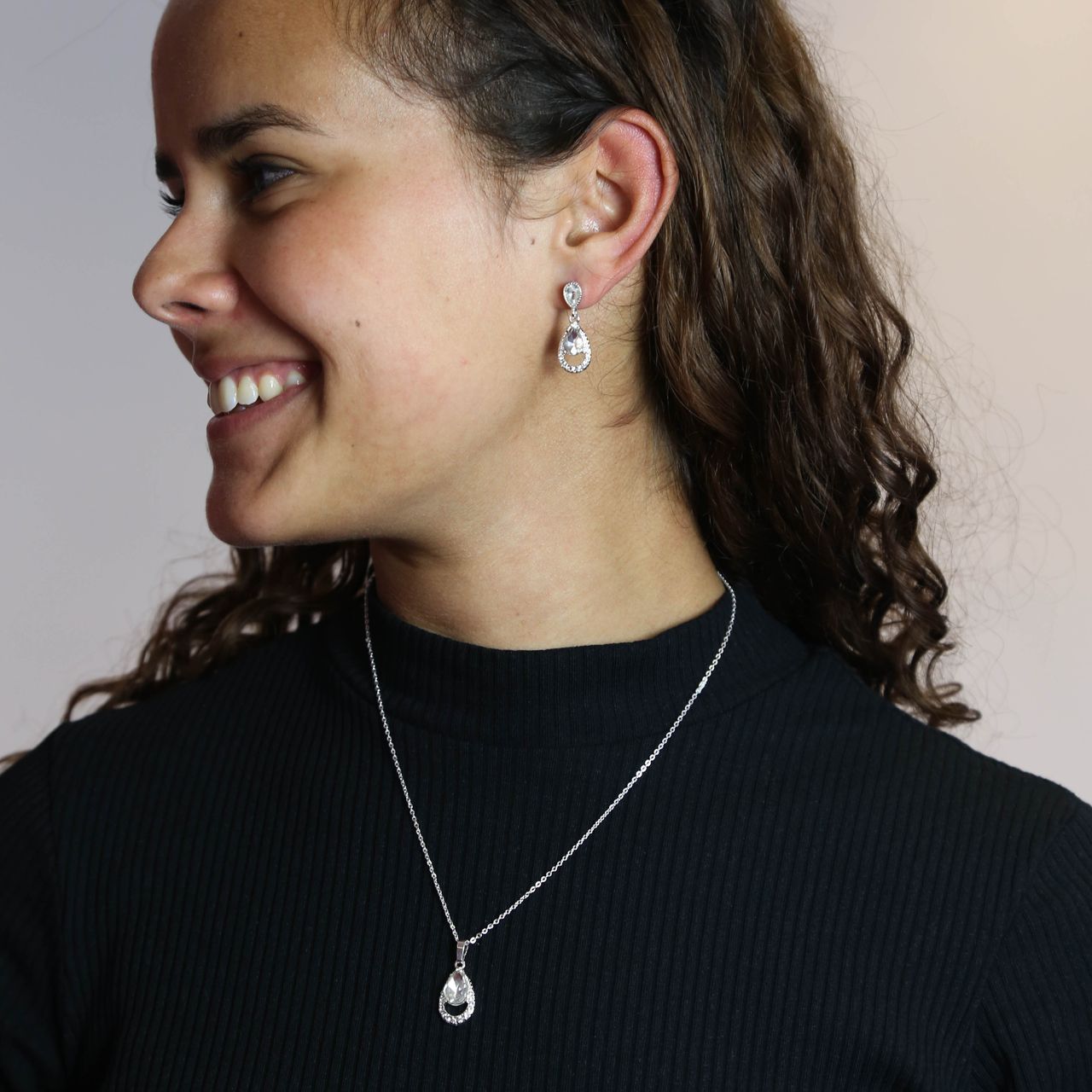 Zilverkleurig byoux set met oorbellen en ketting