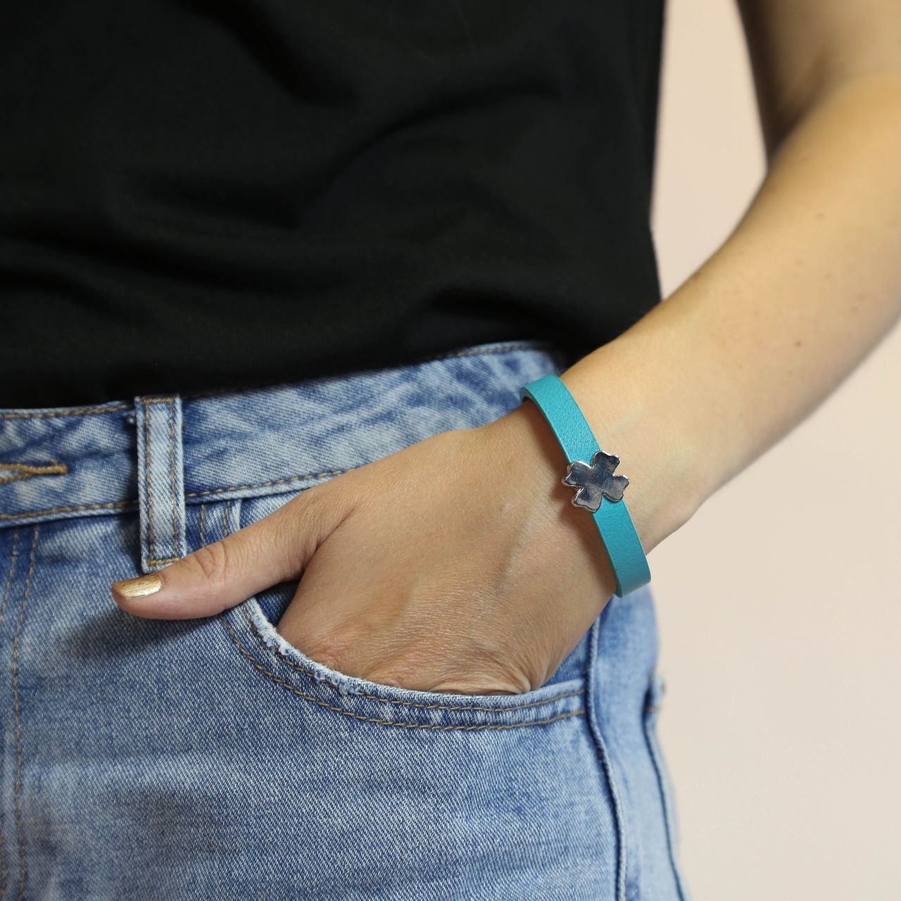 Bijoux zilverkleurige bedelarmband klaver met turquoise voor dames