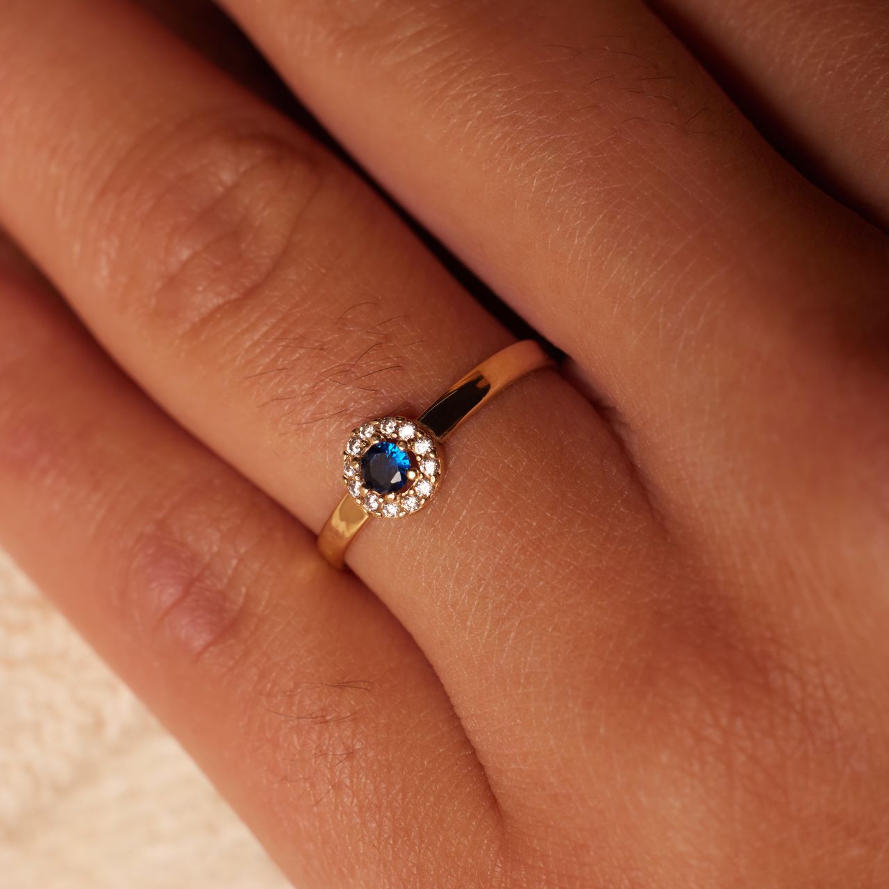 Ring aus 585 Gelbgold mit weißem und blauem Zirkonia