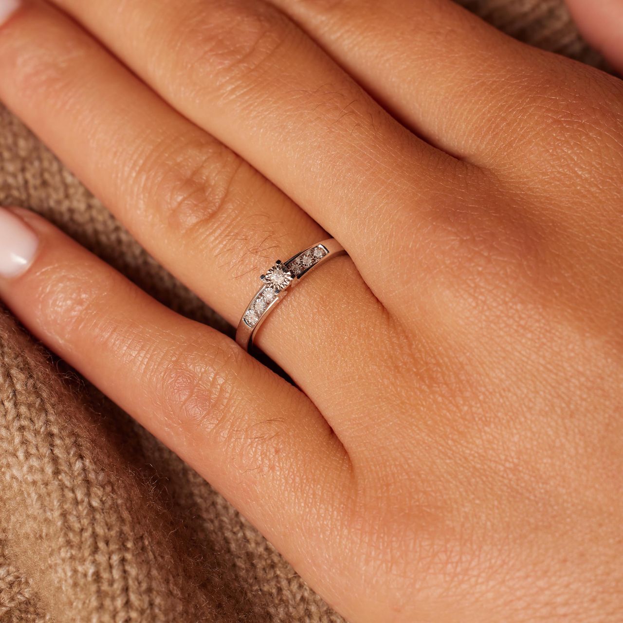 Ring, 585 Weißgold, mit 7 Diamanten 0,05 kt