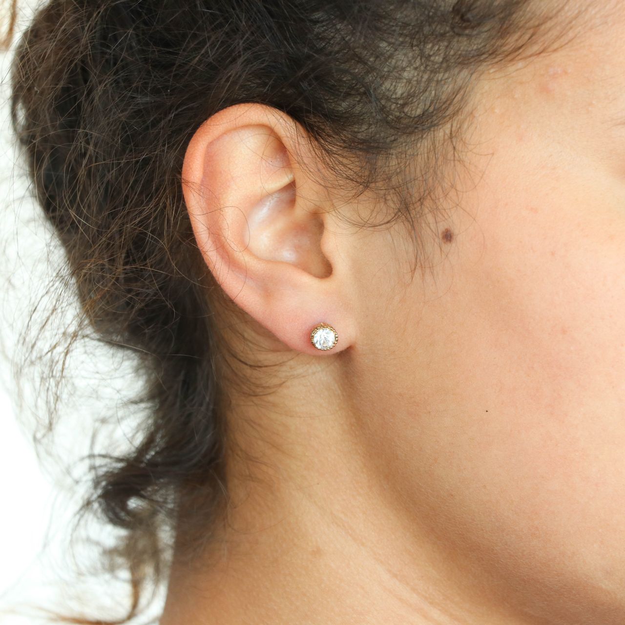 Goudkleurige byoux oorbellen met steentje