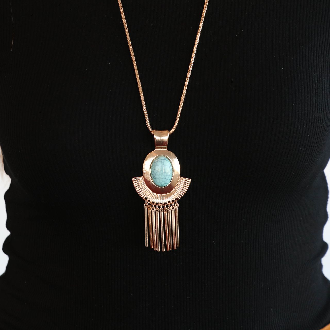 Goudkleurige byoux ketting met blauwe steen