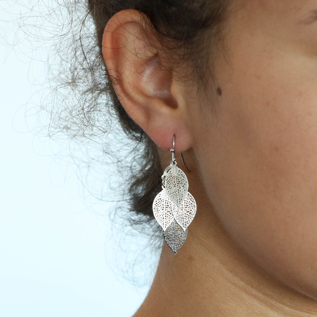 Zilverkleurige byoux oorbellen blad