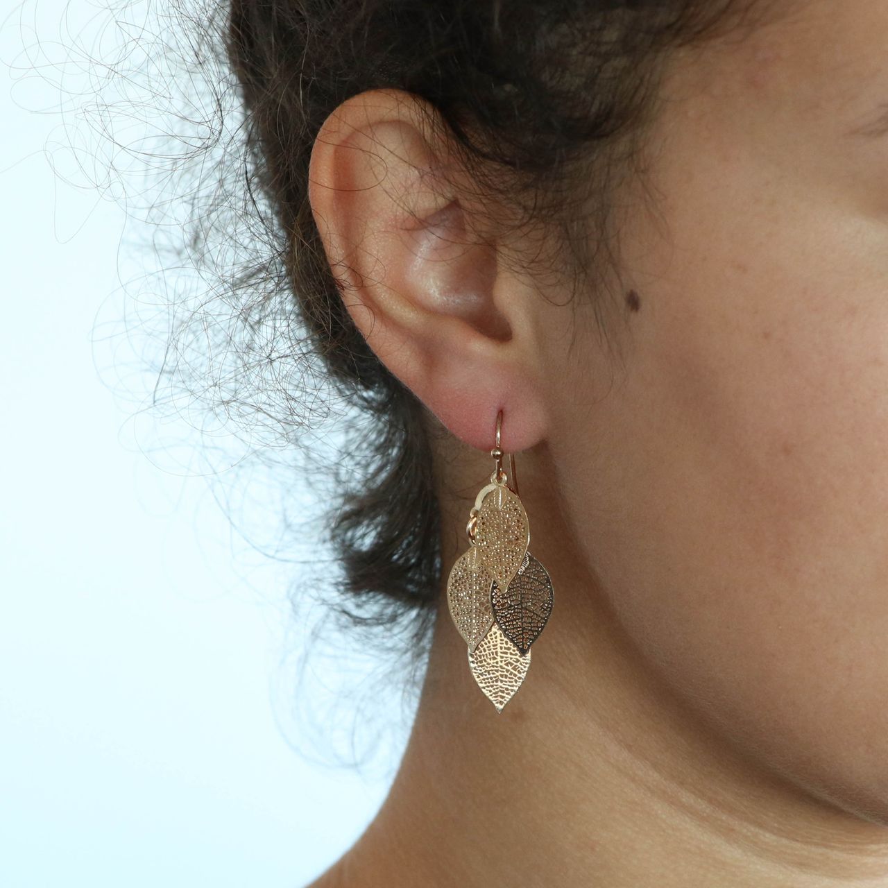 Bijoux goudkleurige oorhangers blad voor dames