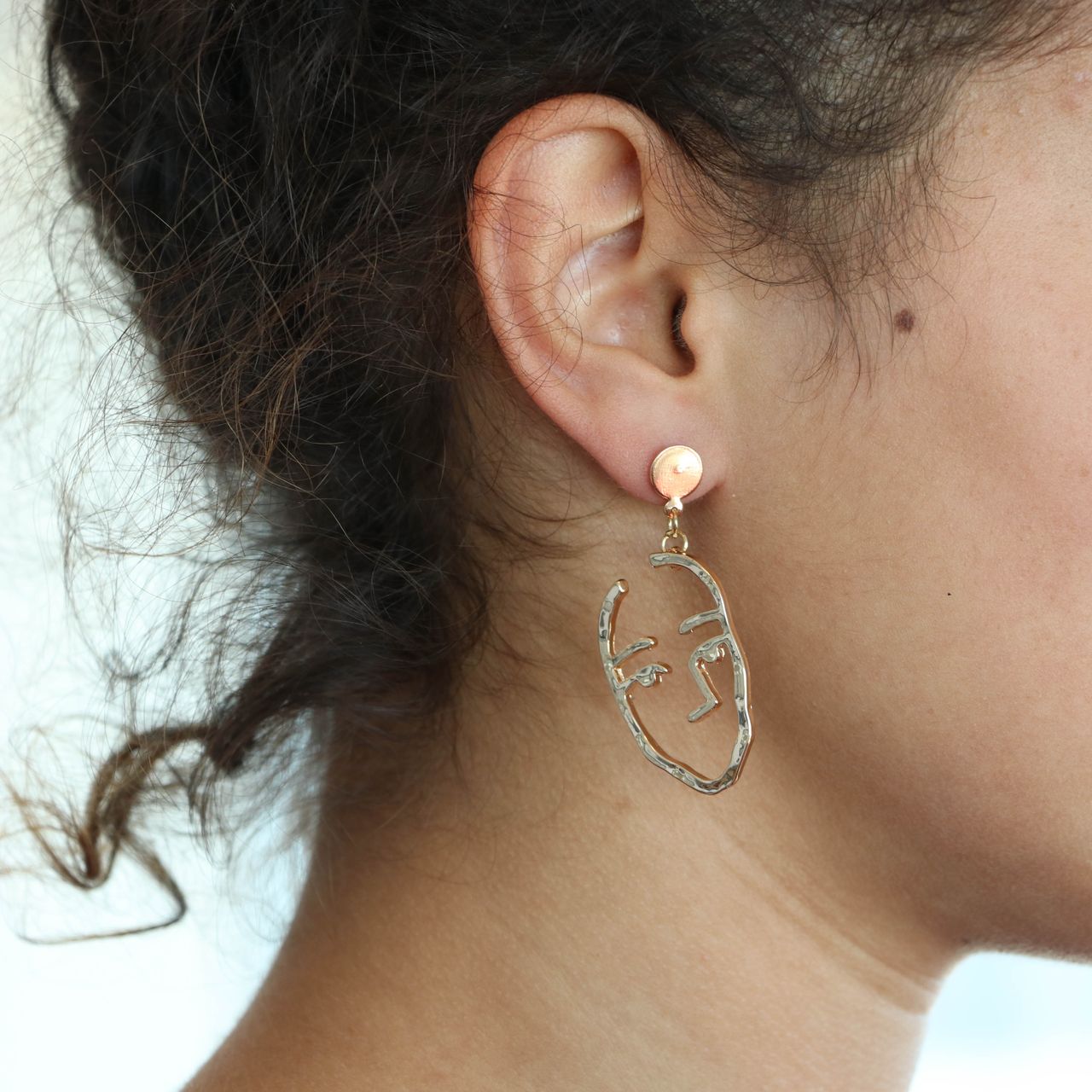 Goudkleurige byoux oorbellen met gezicht