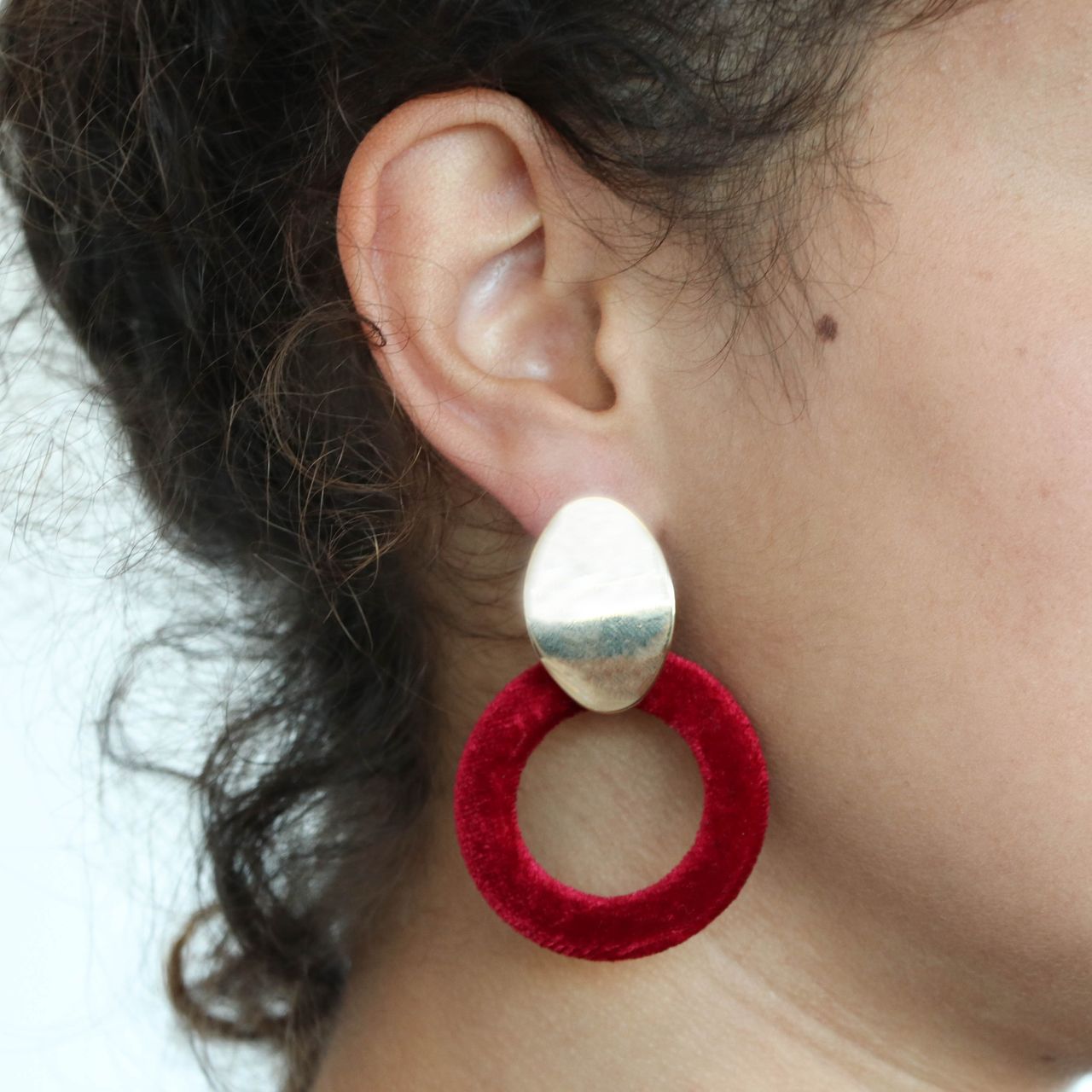 Zilverkleurige byoux oorbellen rood velvet