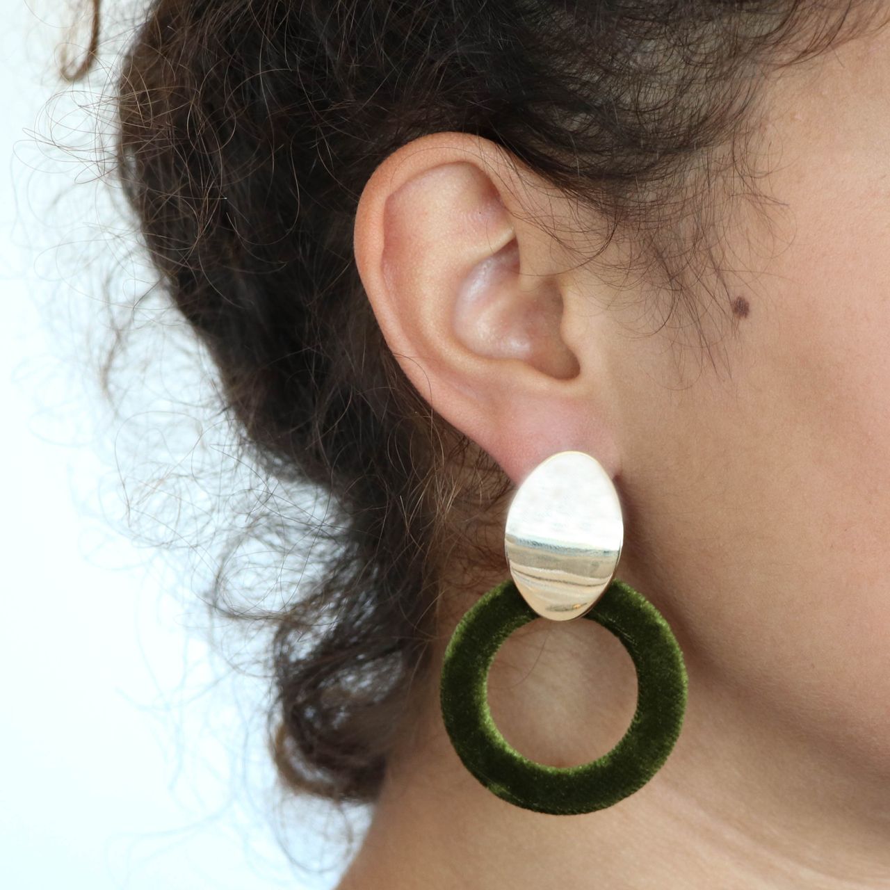 Zilverkleurige byoux oorbellen groen velvet