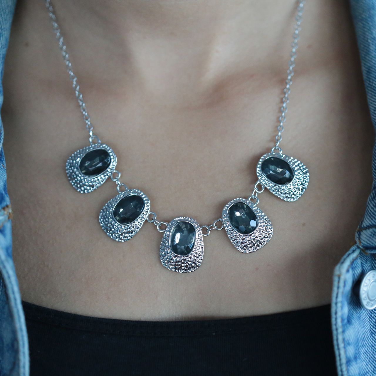 Zilverkleurige byoux ketting met steentjes