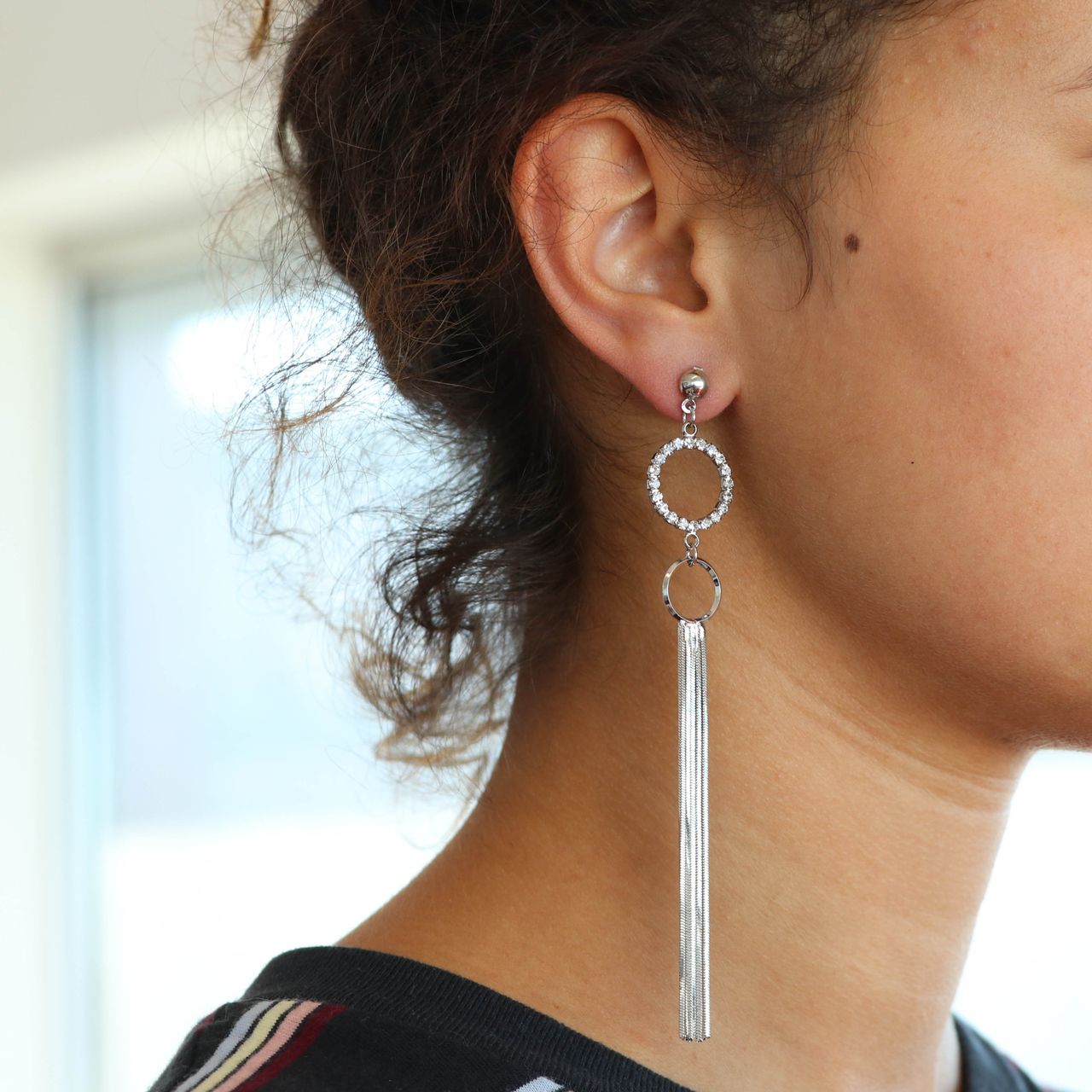 Zilverkleurige byoux oorbellen lang