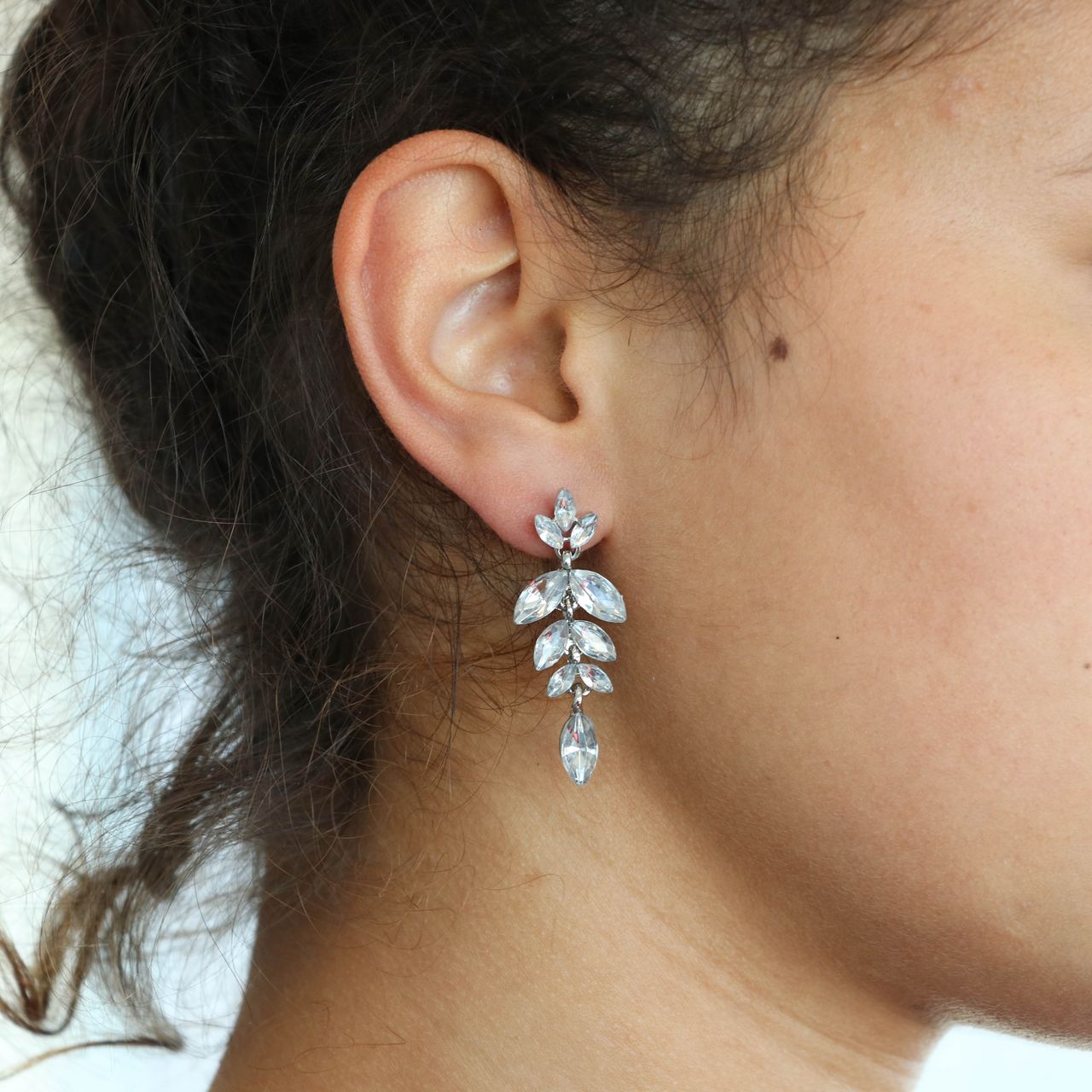 Zilverkleurige byoux oorbellen witte steen