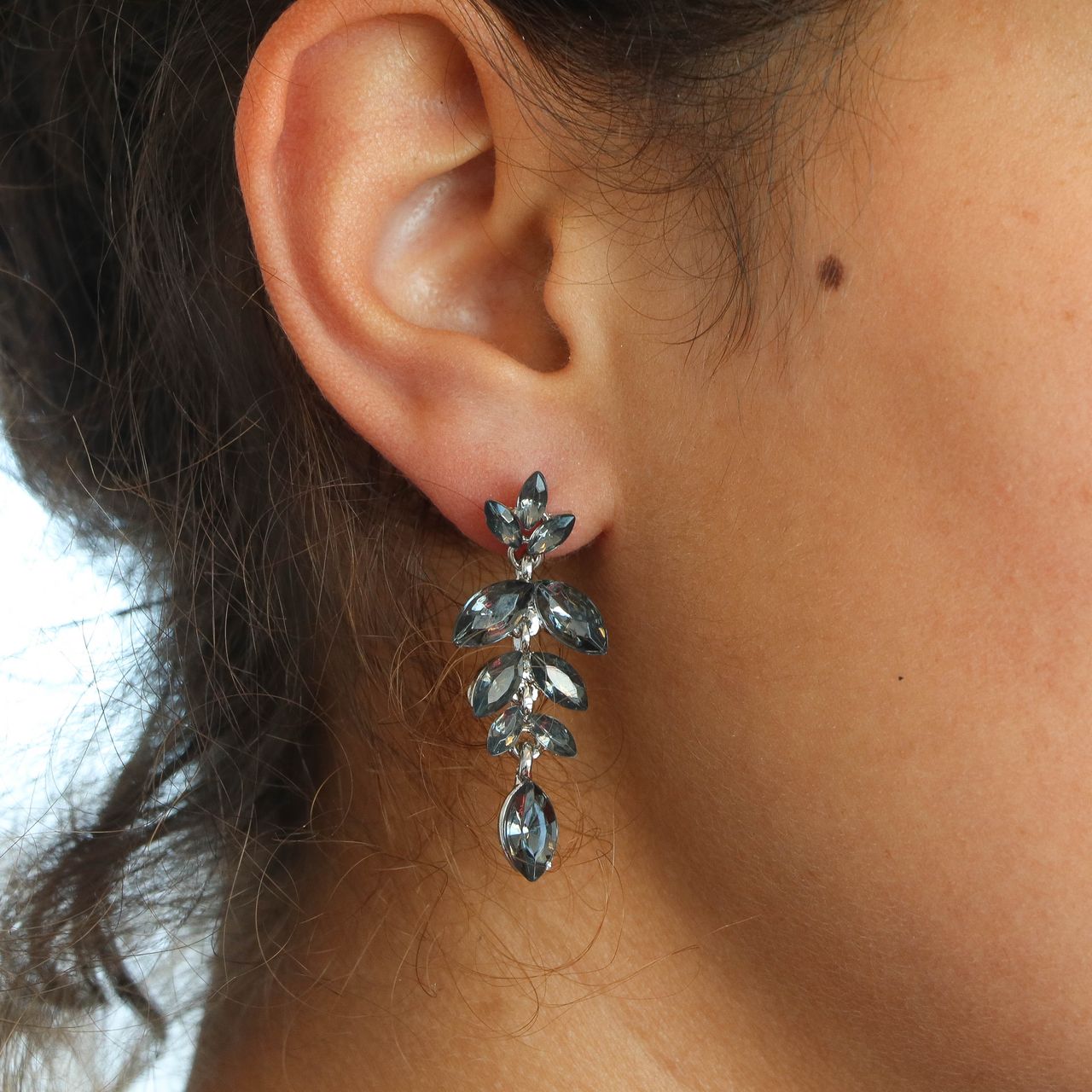 Zilverkleurige byoux oorbellen grijze steen