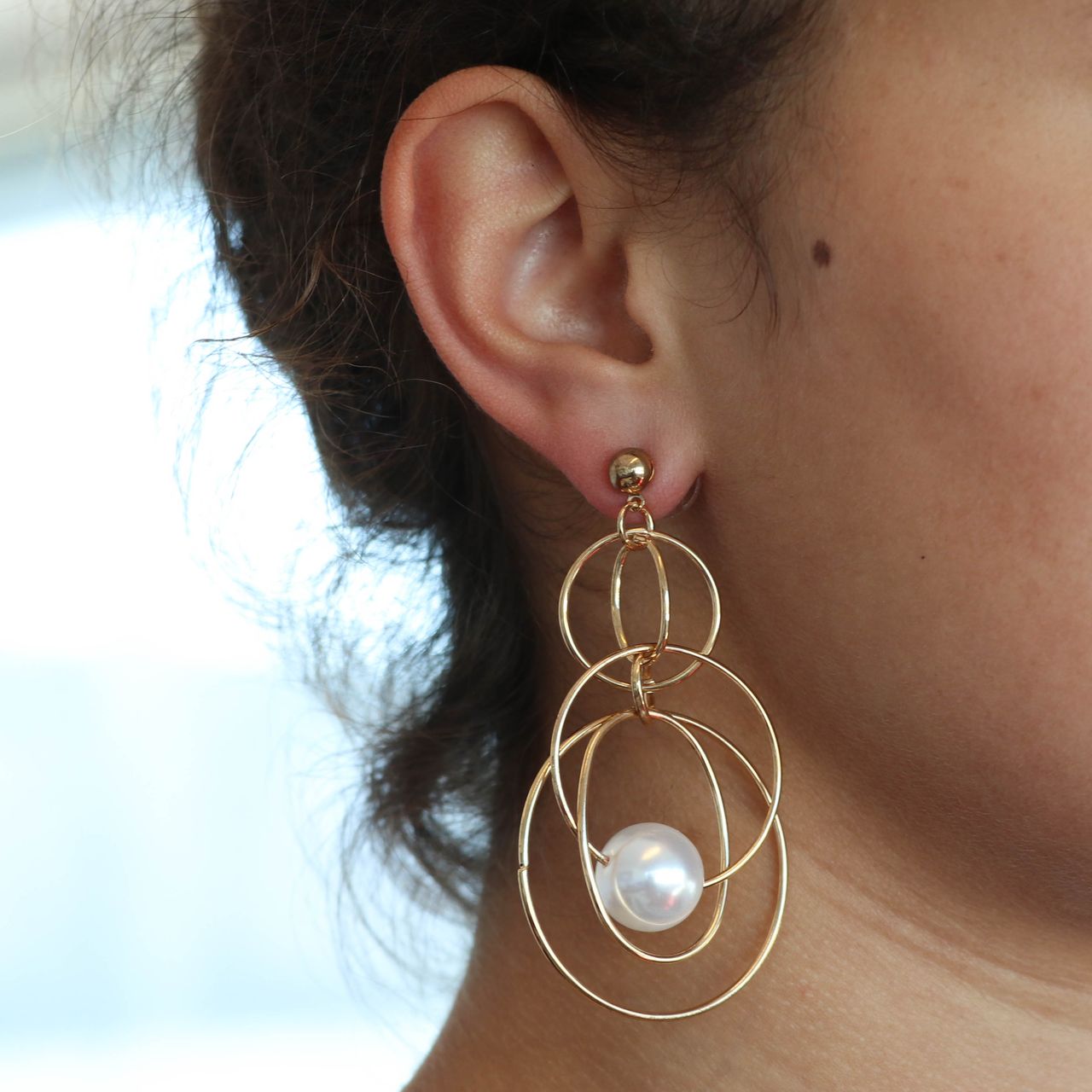 Goudkleurige byoux oorbellen ringen parel