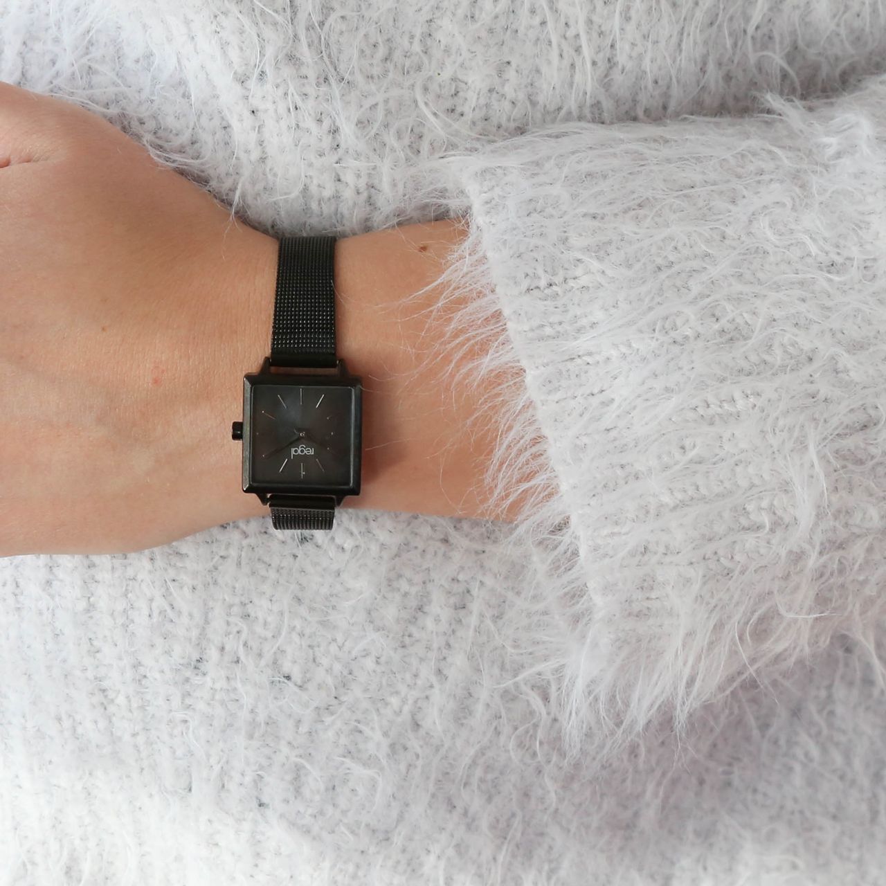 Regal horloge met een zwarte kast en band